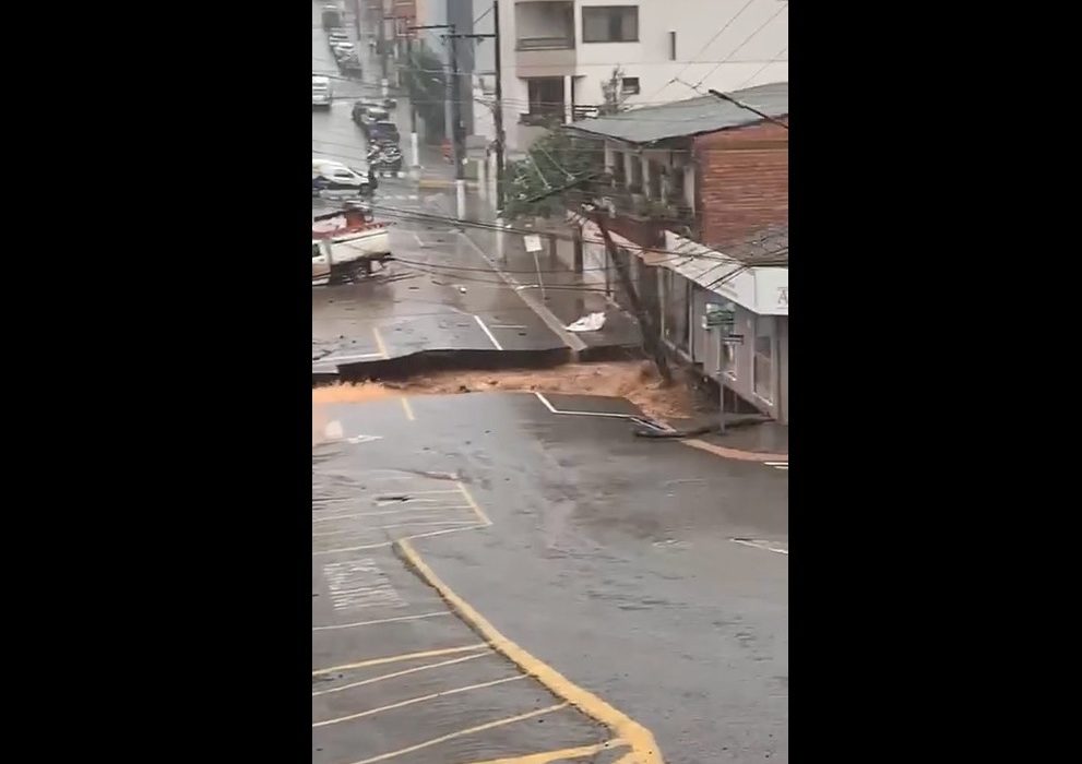 Asfalto se rompe após fortes chuvas em cidade de SC
