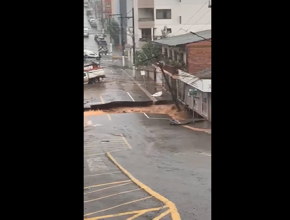 Asfalto se rompe após fortes chuvas em cidade de SC