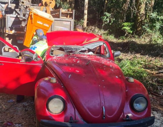 Árvore cai sobre Fusca e deixa três feridos em Ponte Serrada