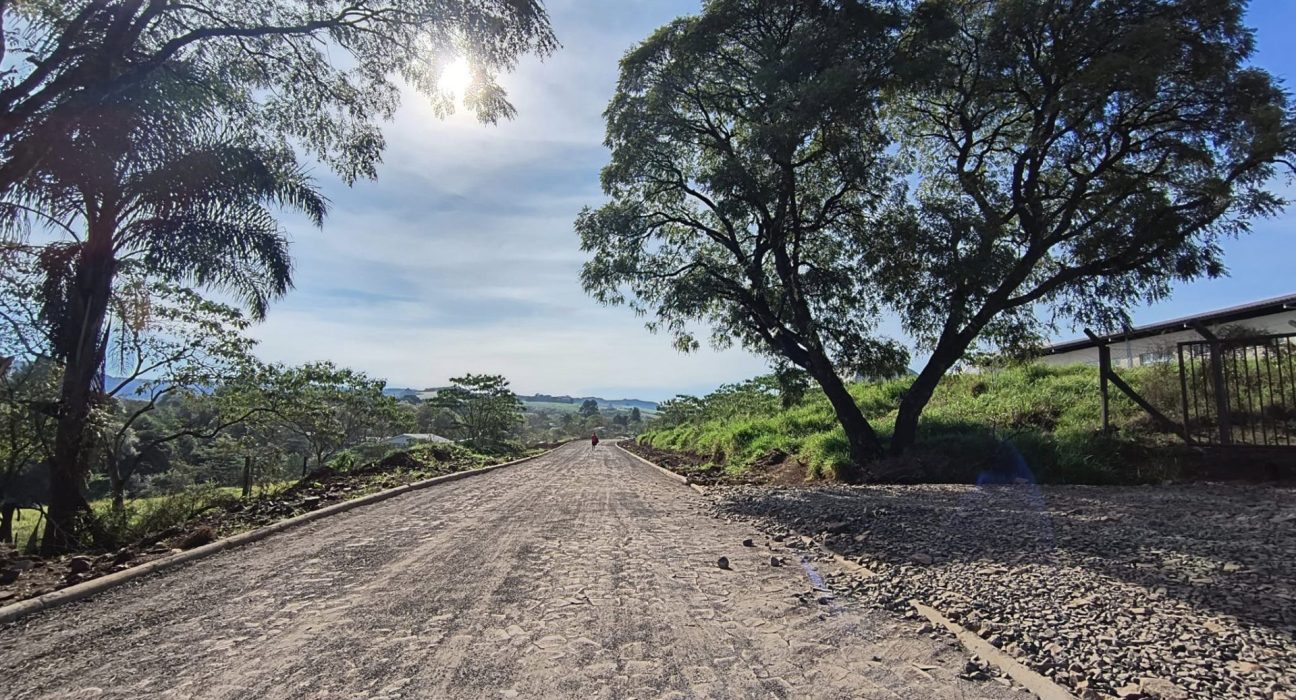 A extensão do trecho pavimentado é de 1.782,03 m², realizado com recursos de transferência especial.