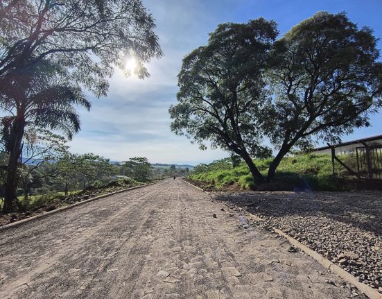 A extensão do trecho pavimentado é de 1.782,03 m², realizado com recursos de transferência especial.