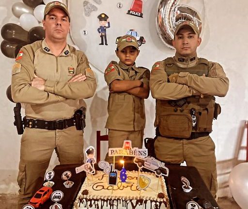 Policiais emocionam menino em sua festa de aniversário em Coronel Martins