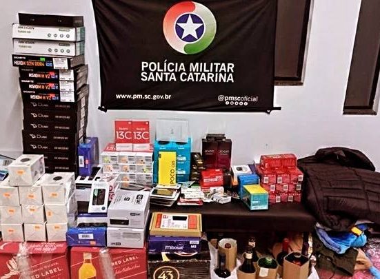 Os produtos apreendidos incluíam eletrônicos, roupas, medicamentos, bebidas e produtos de perfumaria.