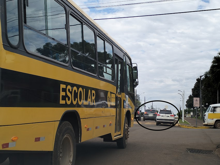 Diariamente, é comum ver carros parados em locais proibidos