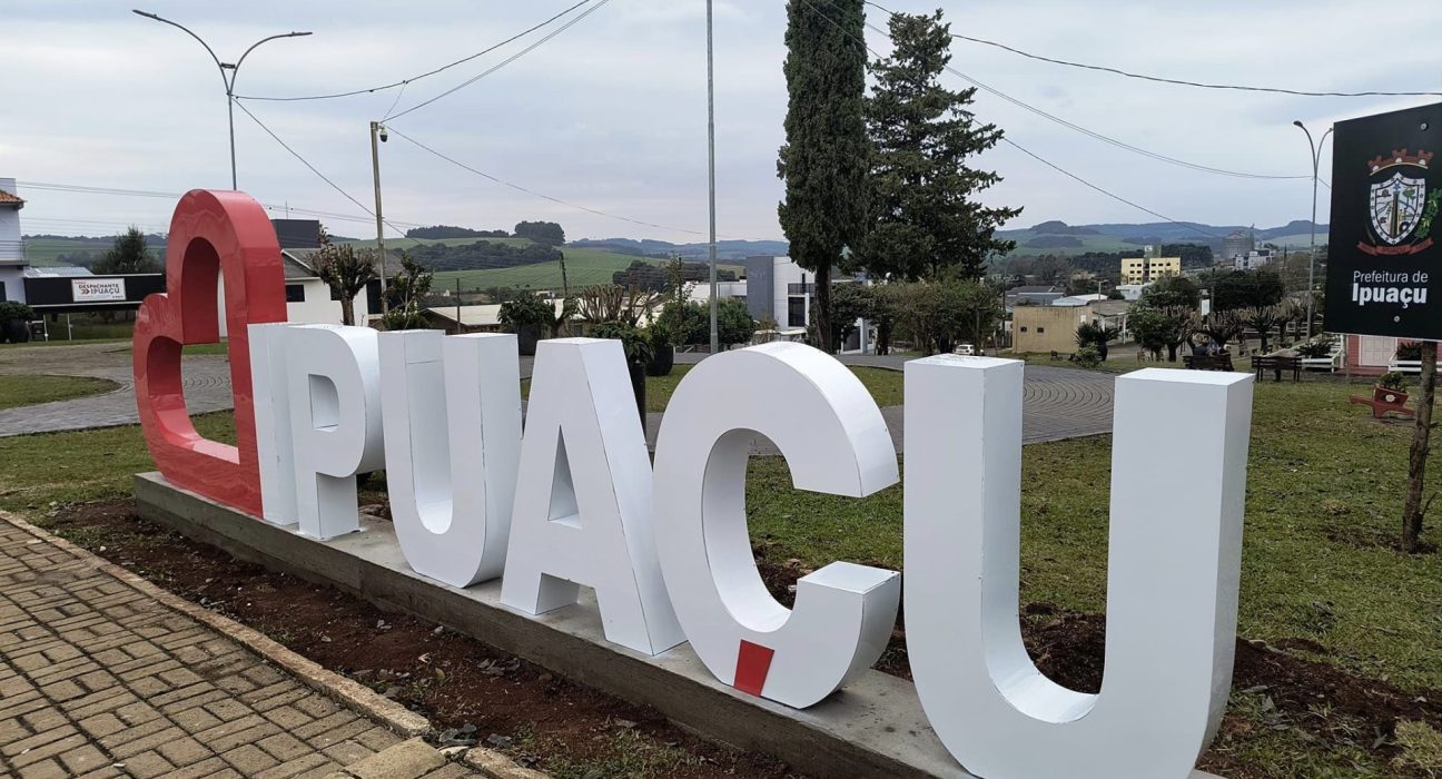 As obras de revitalização da praça municipal Plínio Fuzinatto, localizada no centro de Ipuaçu, já começaram