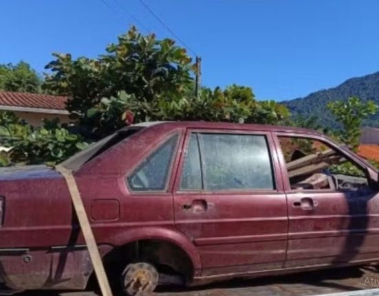 Carro deixado em oficina é encontrado desmontado após 3 anos