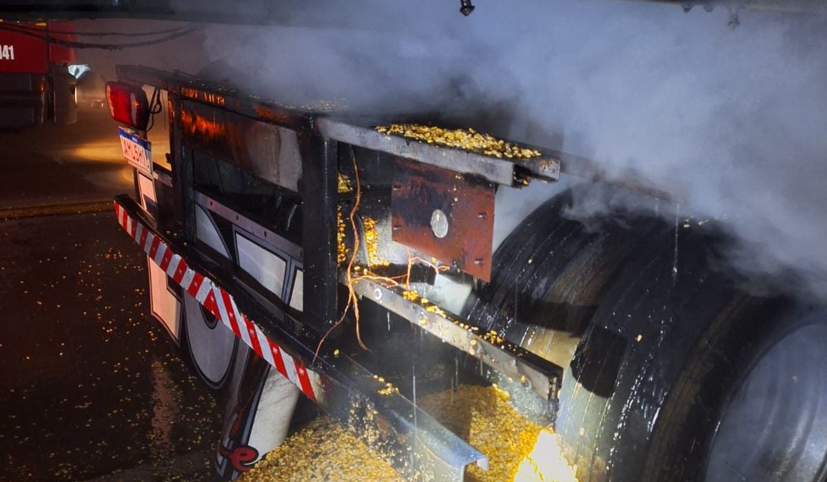 Incêndio em carreta na BR-163 é controlado pelo próprio motorista