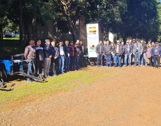 São Domingos e Ipuaçu recebem equipamentos agrícolas do Estado