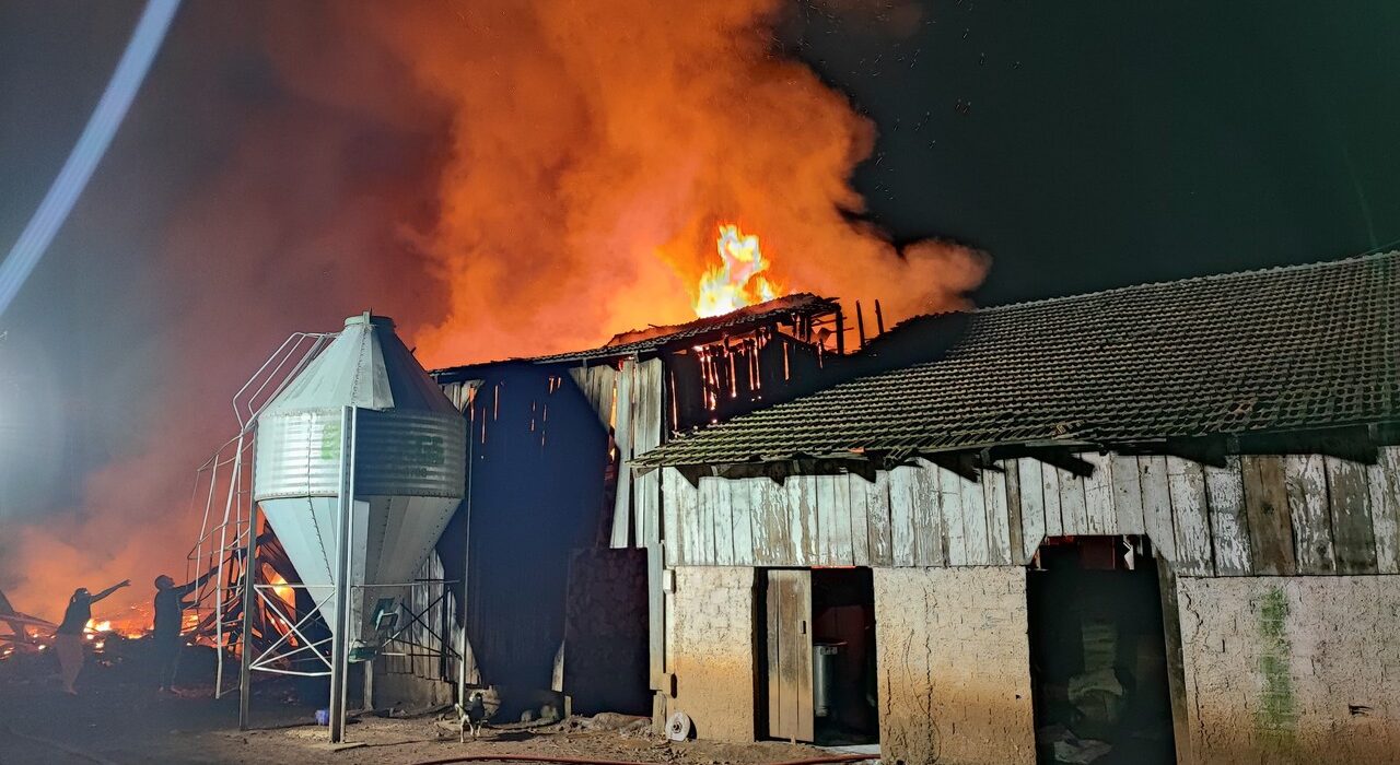 incêndio devastou um galpão de madeira utilizado como depósito de máquinas