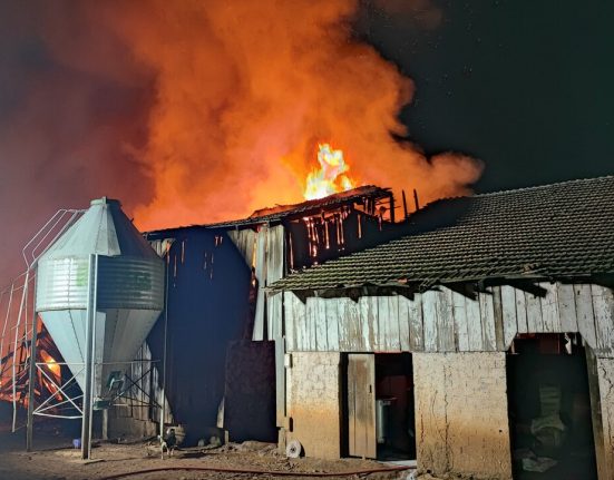 incêndio devastou um galpão de madeira utilizado como depósito de máquinas