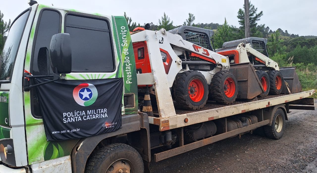 O veículo, que transportava duas máquinas "Bobcat", foi interceptado por volta das 9h30.