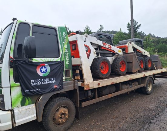 O veículo, que transportava duas máquinas "Bobcat", foi interceptado por volta das 9h30.