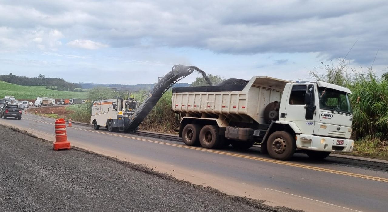 operações de "pare e siga" e trânsito em meia pista no trecho entre Pinhalzinho e Maravilha, na BR-282