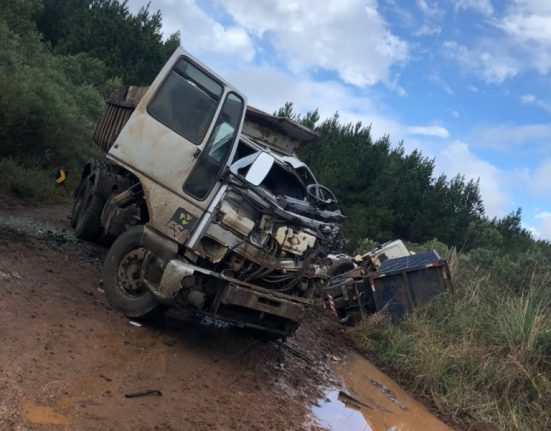 Motorista fica preso nas ferragens após acidente entre dois caminhões