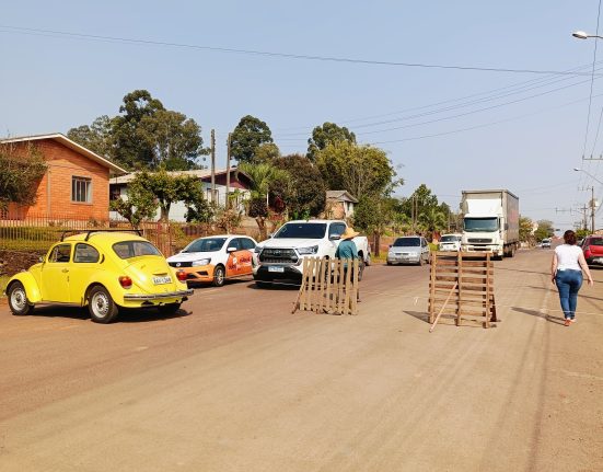 Moradores da Rua Paulo Marques bloqueiam via em protesto contra poeira gerada por obras de asfaltamento