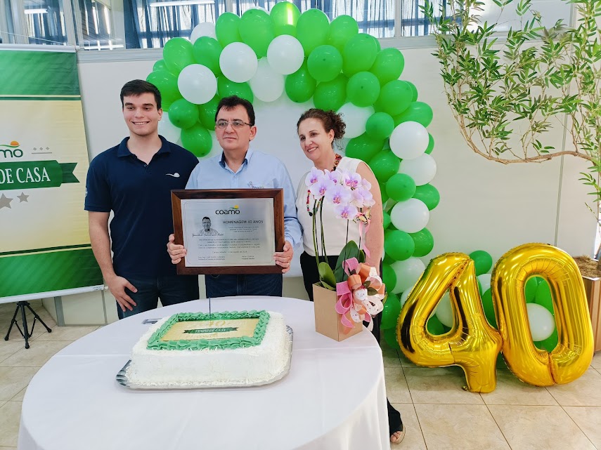 Coamo homenageia gerente com 40 anos de dedicação em São Domingos