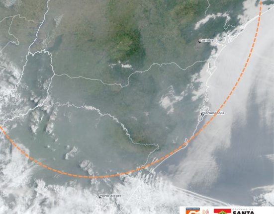 Nevoeiro marítimo e fumaça de queimadas em Santa Catarina