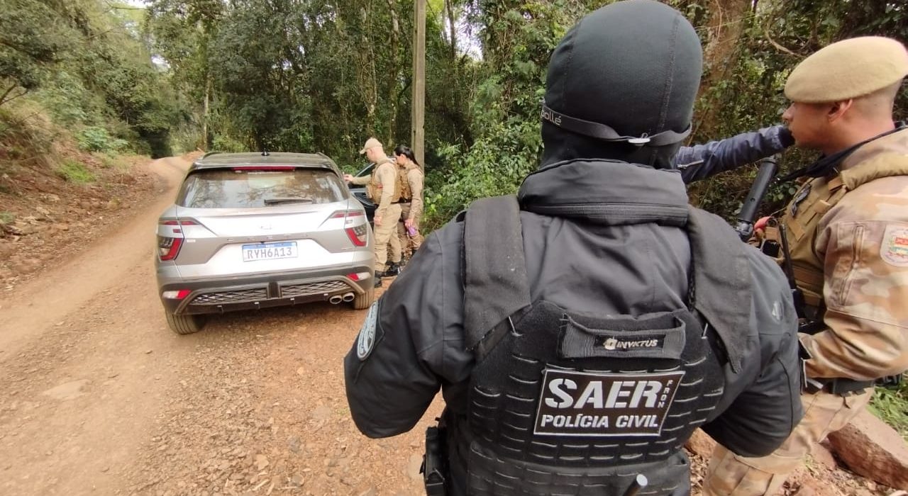 Mulher é feita refém e trancada no porta-malas durante assalto no Oeste