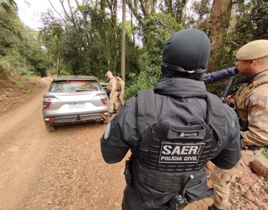 Mulher é feita refém e trancada no porta-malas durante assalto no Oeste