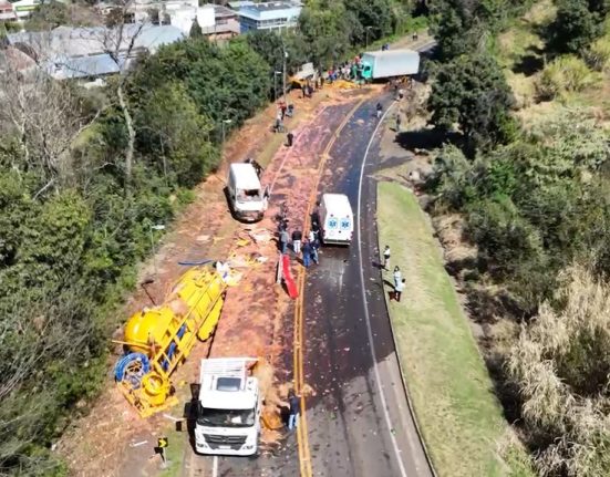 Acidente entre caminhões bloqueia SC-157 em Formosa do Sul