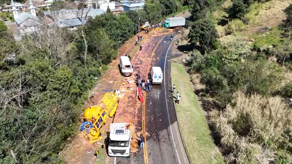 Acidente entre caminhões bloqueia SC-157 em Formosa do Sul