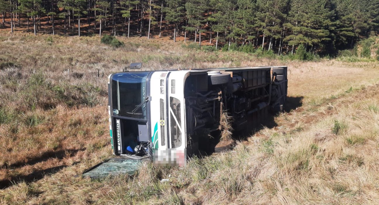 O coletivo, que transportava trabalhadores da colheita de maçã, tombou nas margens da rodovia.