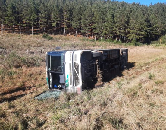 O coletivo, que transportava trabalhadores da colheita de maçã, tombou nas margens da rodovia.