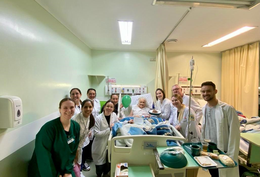 Hospital comemora aniversário e alta de paciente de 87 anos