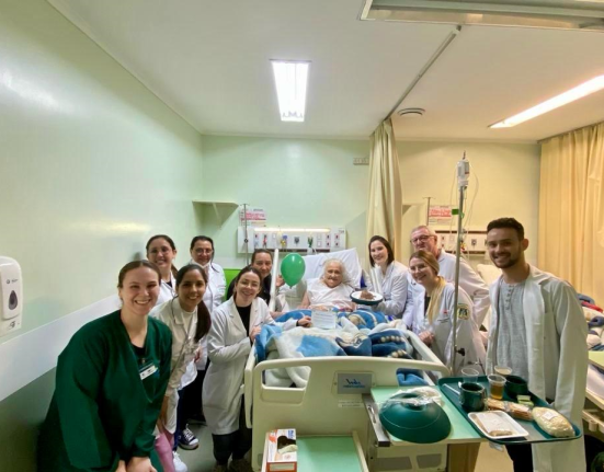 Hospital comemora aniversário e alta de paciente de 87 anos