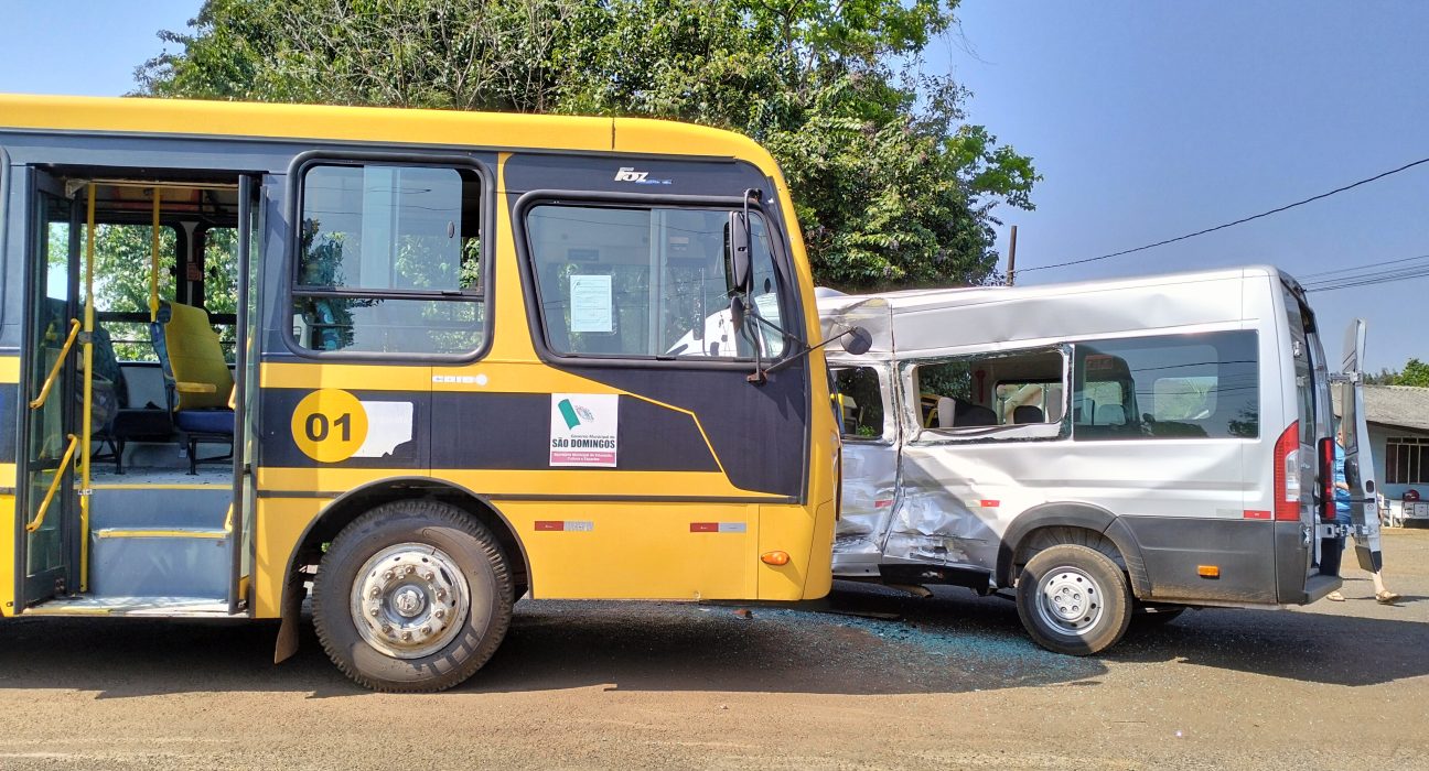 Acidente entre ônibus escolar e van em São Domingos