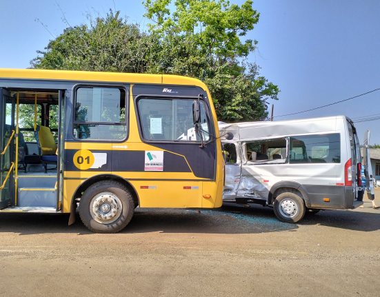 Acidente entre ônibus escolar e van em São Domingos