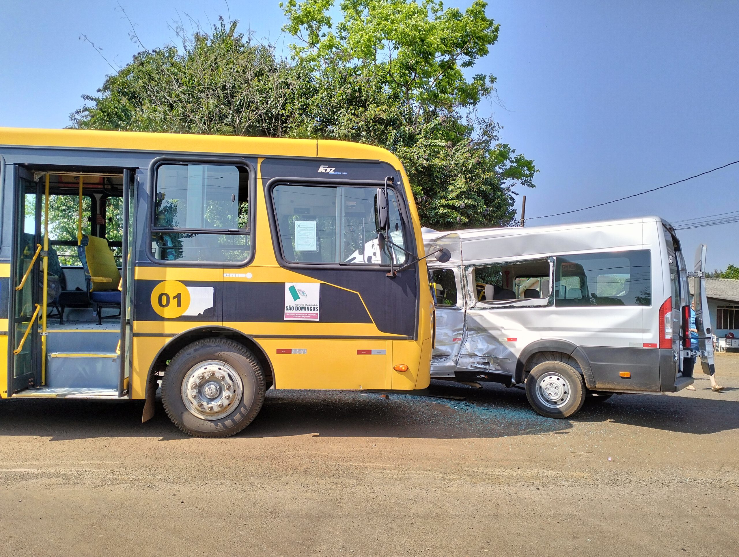 Acidente entre ônibus escolar e van em São Domingos