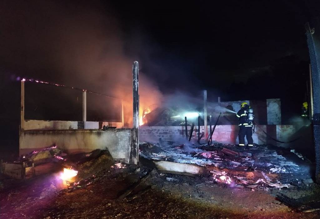 Incêndio em galpão rural causa a morte de 15 animais