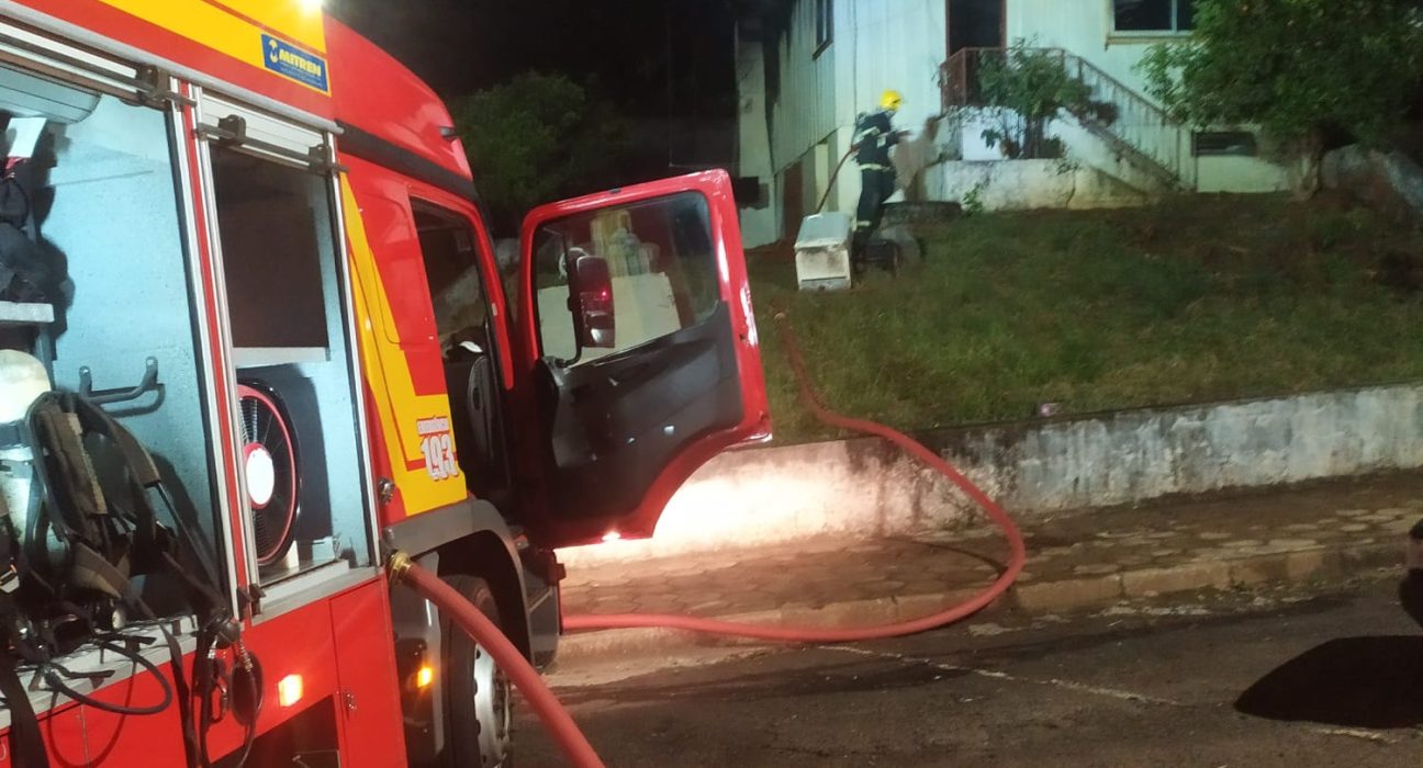 Incêndio em residência mobiliza bombeiros por três horas em São Lourenço do Oeste