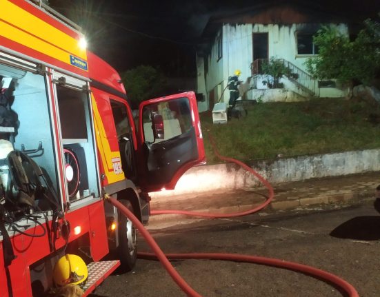 Incêndio em residência mobiliza bombeiros por três horas em São Lourenço do Oeste