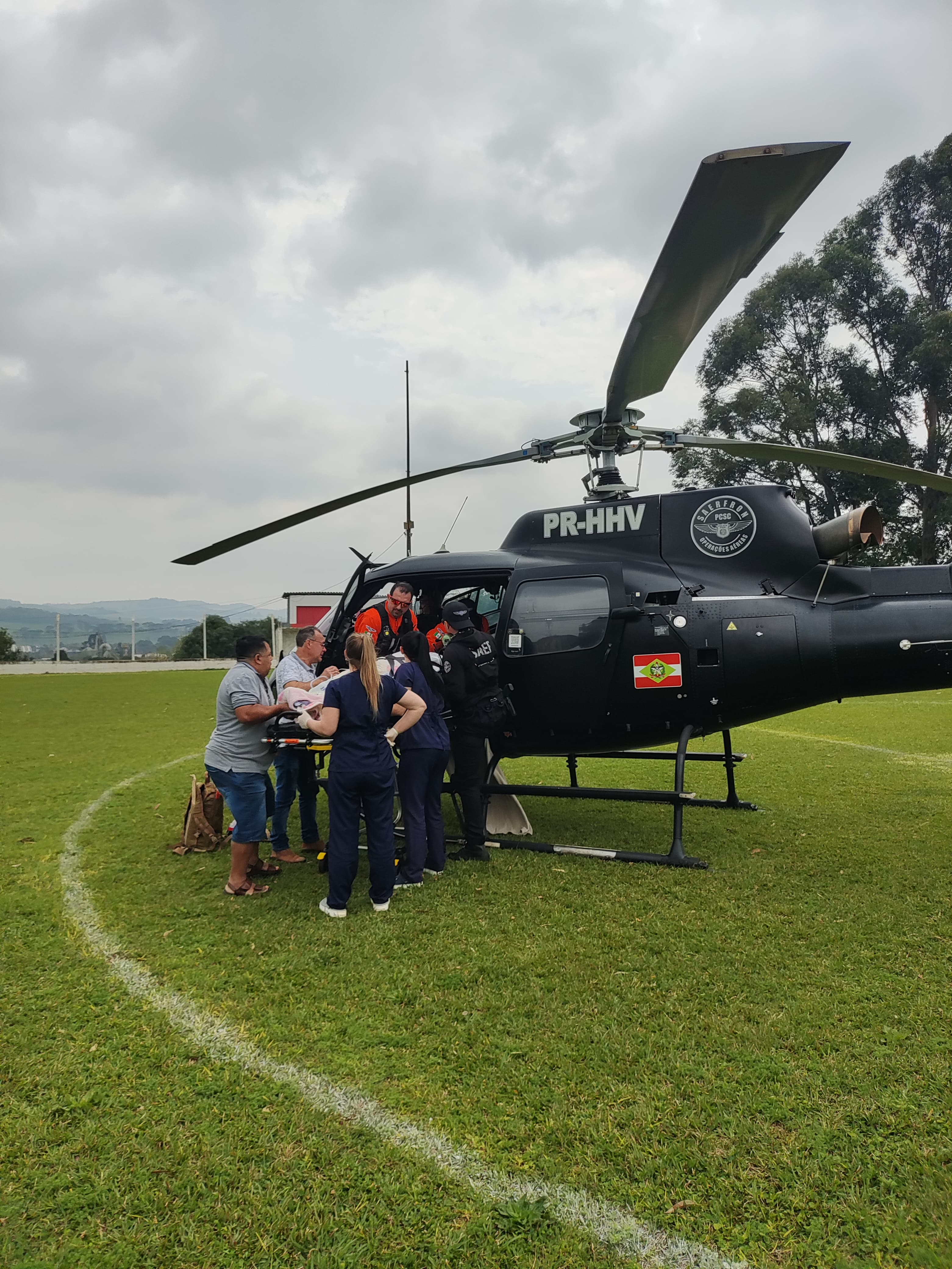 Mulher é transferida de helicóptero em São Domingos