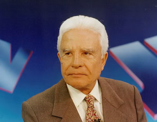 Morreu nesta quinta-feira (3) o jornalista, locutor e apresentador Cid Moreira, um dos rostos mais icônicos da televisão brasileira, aos 97 anos.