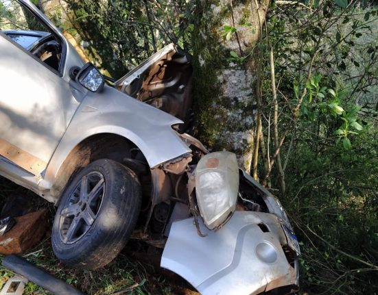 Acidente na BR-282 em Ponte Serrada deixa motorista preso nas ferragens