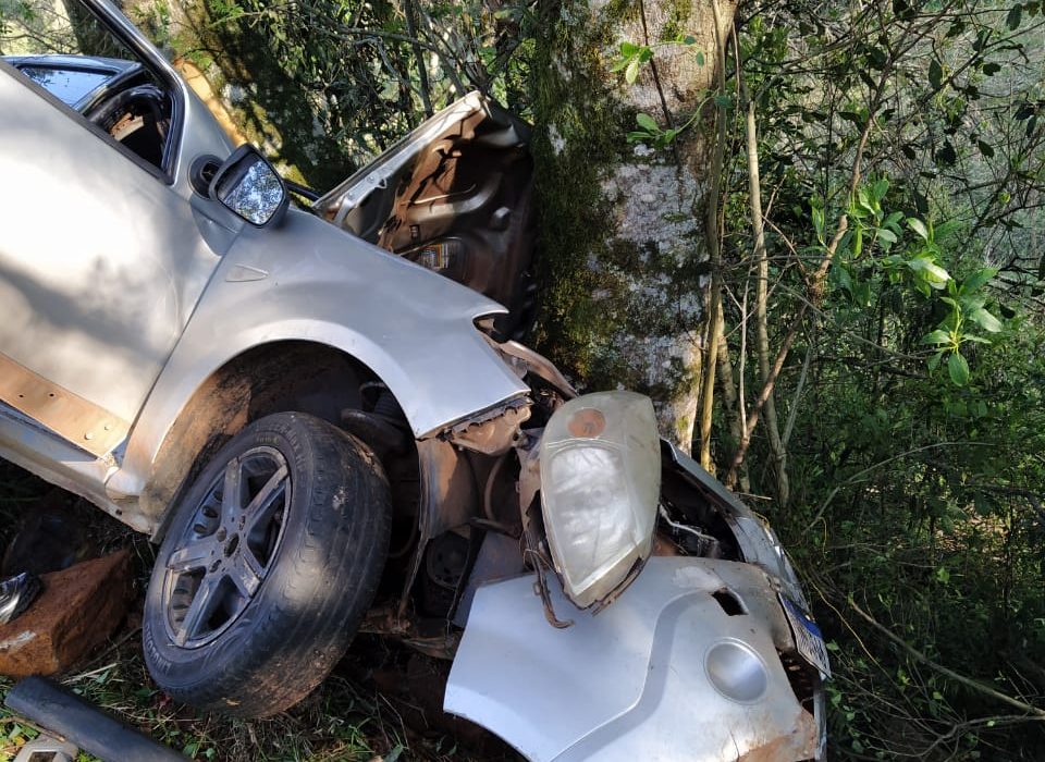 Acidente na BR-282 em Ponte Serrada deixa motorista preso nas ferragens