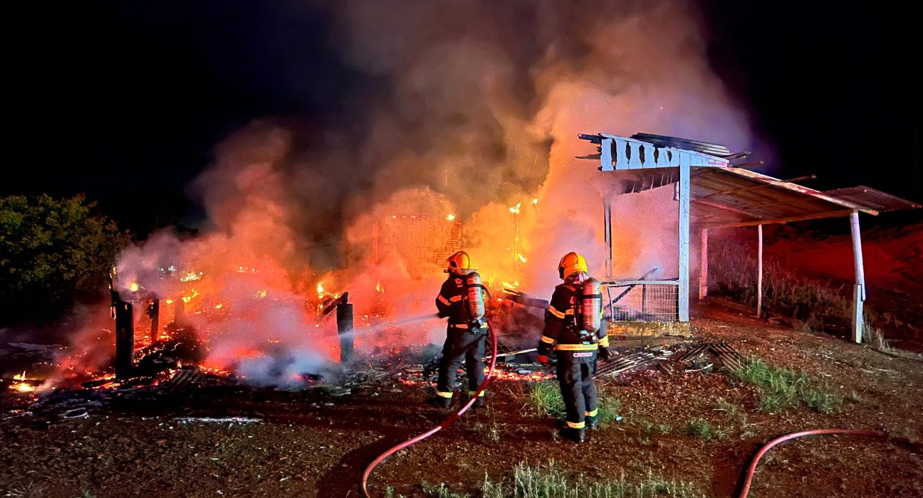 Incêndio destrói residência em São Domingos