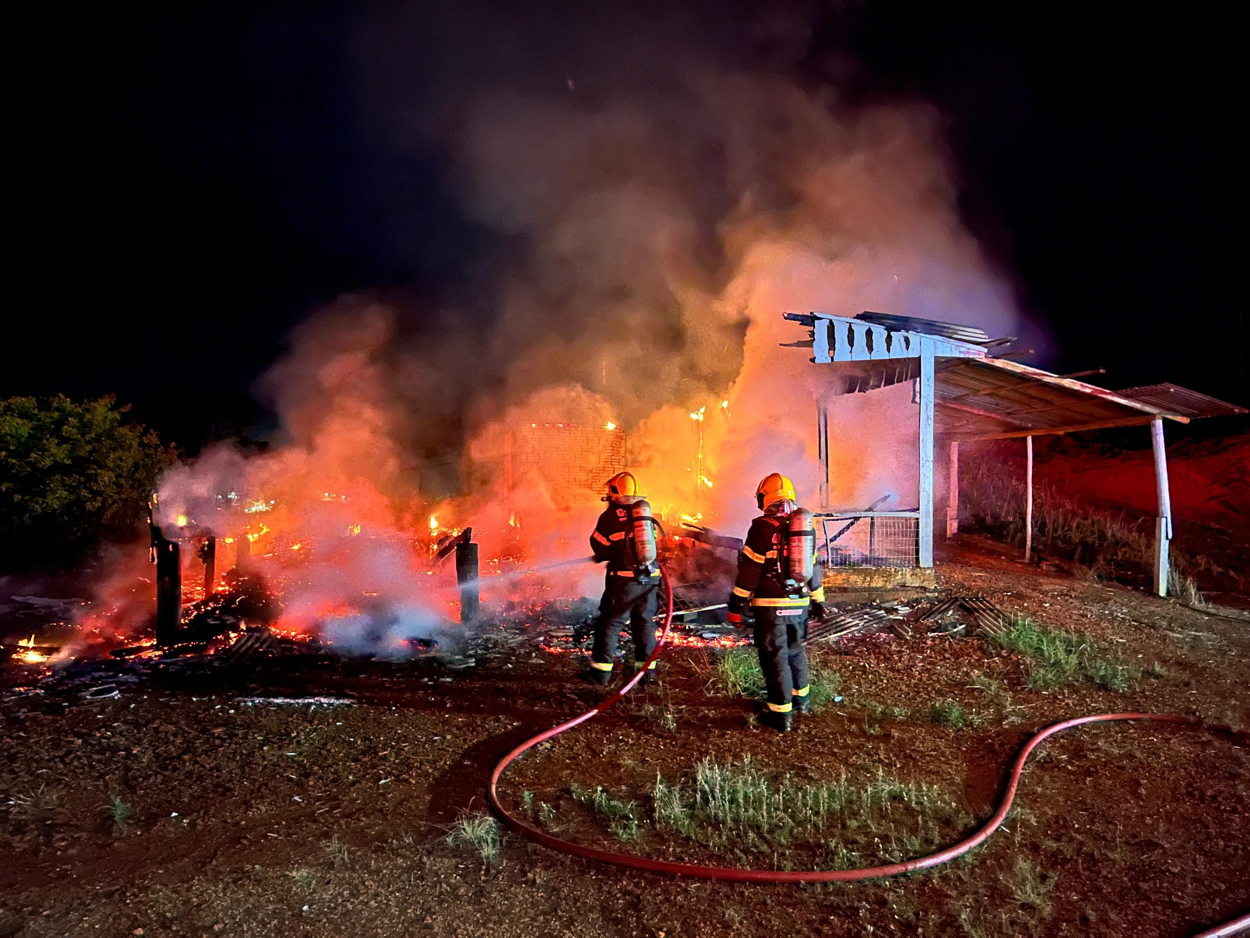 Incêndio destrói residência em São Domingos