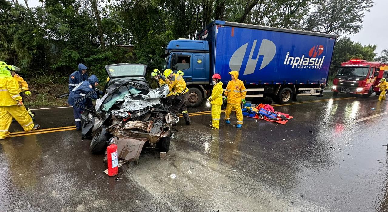 Grave colisão deixa uma pessoa ferida no Oeste