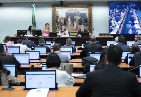 CCJ aprova PEC que limita decisões monocráticas de ministros do STF