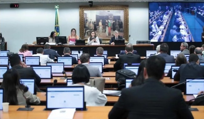 CCJ aprova PEC que limita decisões monocráticas de ministros do STF