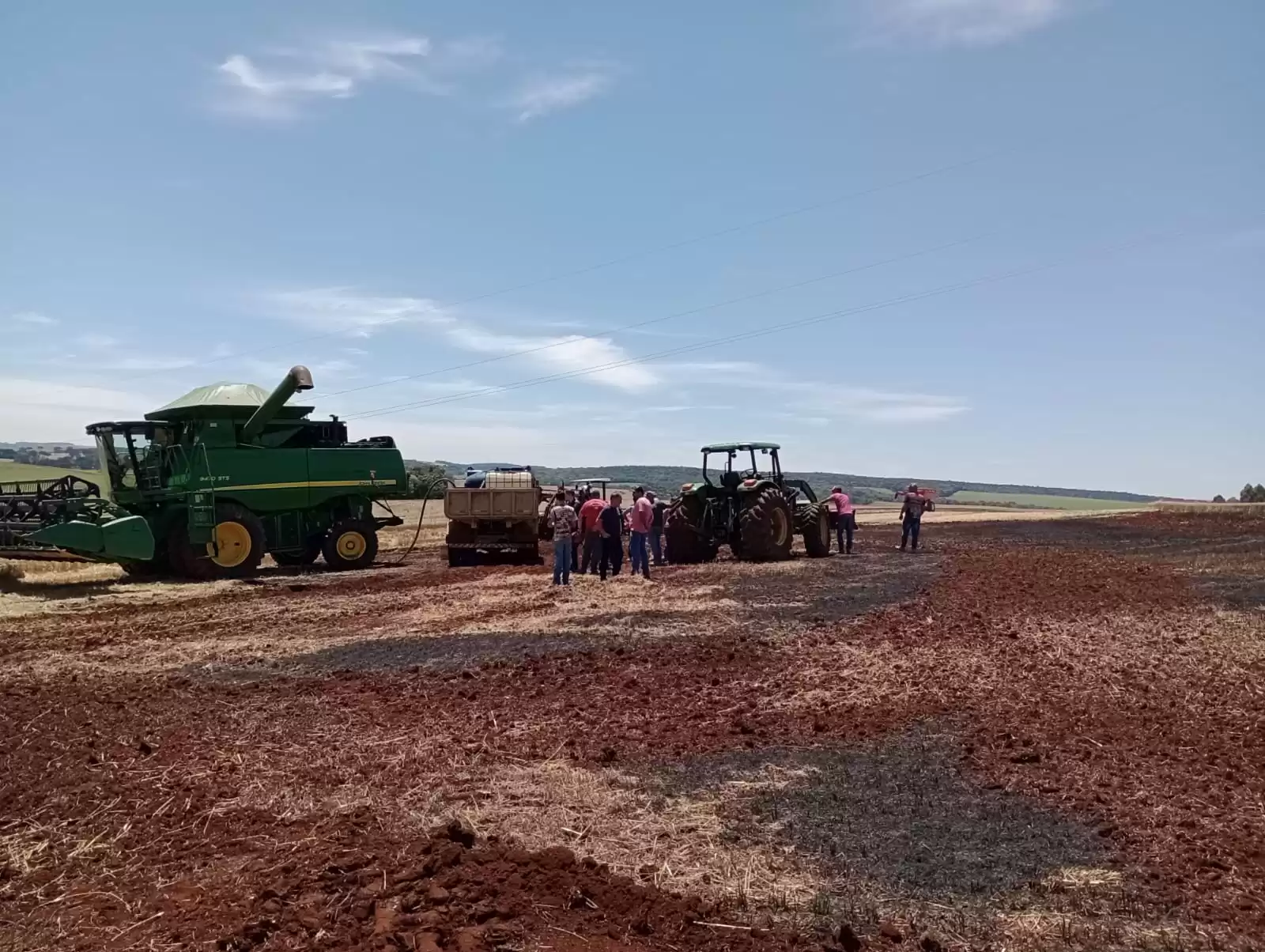 Incêndio em colheitadeira mobiliza bombeiros em São Domingos