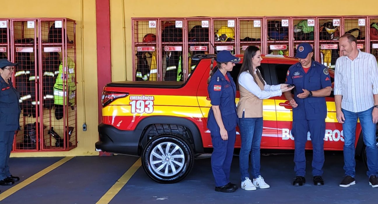 Bombeiros recebem novo veículo em São Domingos