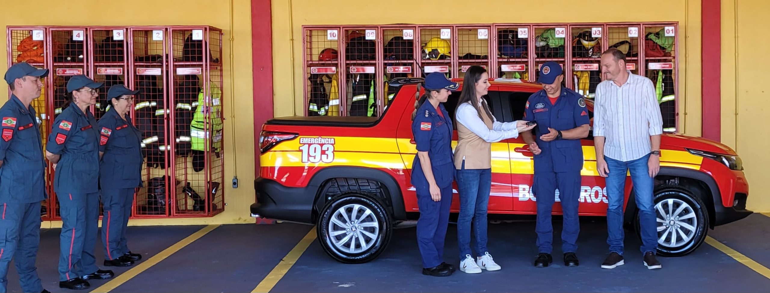 Bombeiros recebem novo veículo em São Domingos