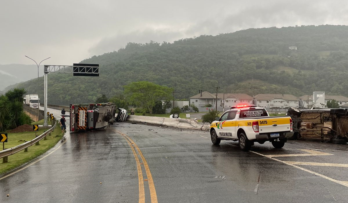 Caminhão tomba e bloqueia SC-480 na ponte do Goio-Ên