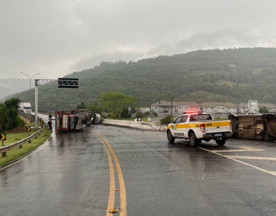 Caminhão tomba e bloqueia SC-480 na ponte do Goio-Ên