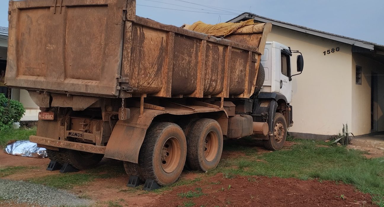 Trabalhador morre após ser prensado por caçamba de caminhão no Oeste